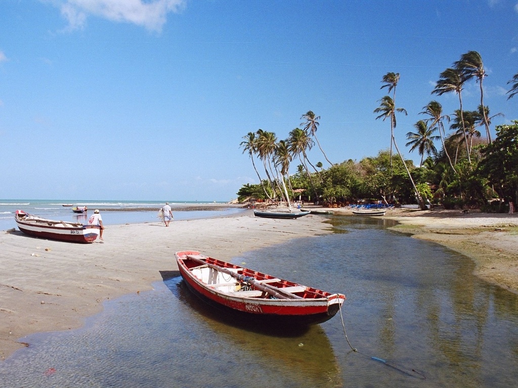 Barcos ancorados na praia de Jericoacoara, no Ceará - Aureliano Müller/Folhapress