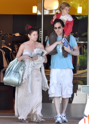 Daniel Zelman, Debra Messing e o filho do casal, Roman durante tarde de compras em Los Angeles (18/5/09)