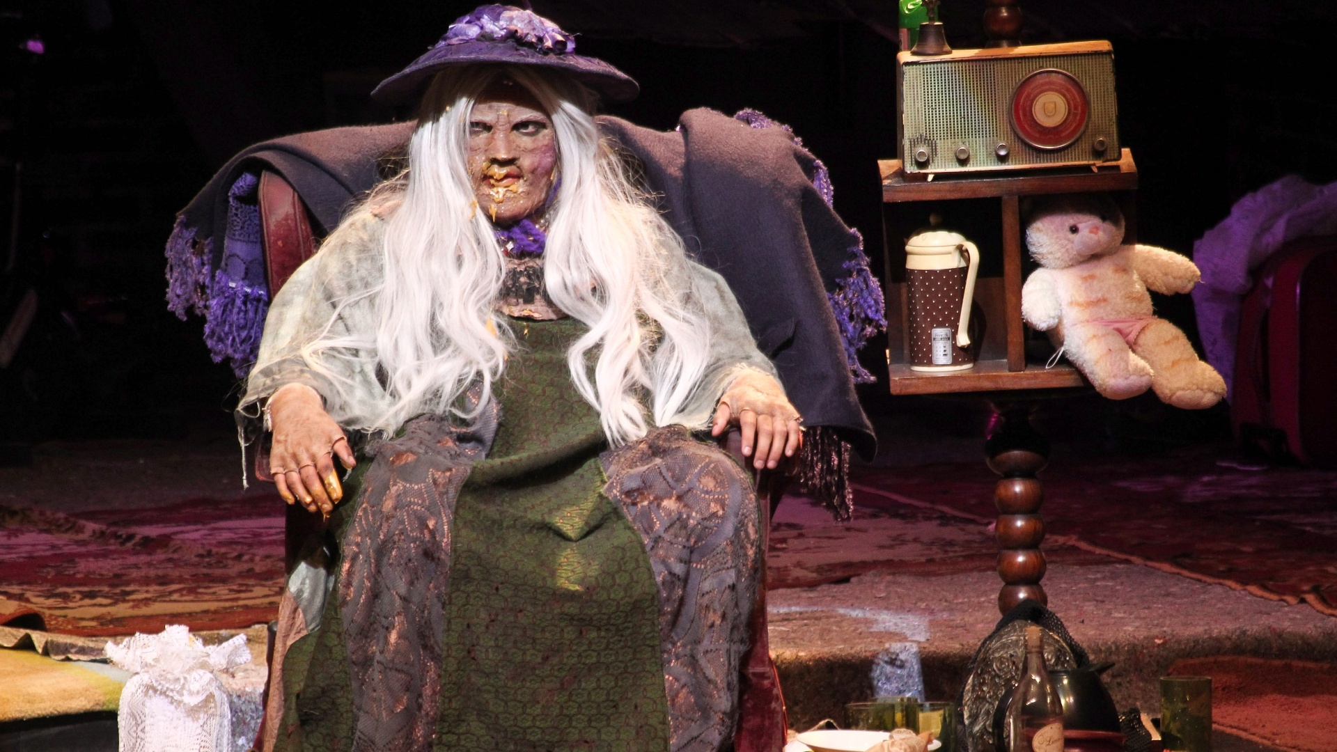 Eduardo Sterblicth é "A Velha" em peça encenada às segundas-feiras no Teatro Abril (4/6/12) - Manuela Scarpa/PhotoRioNews