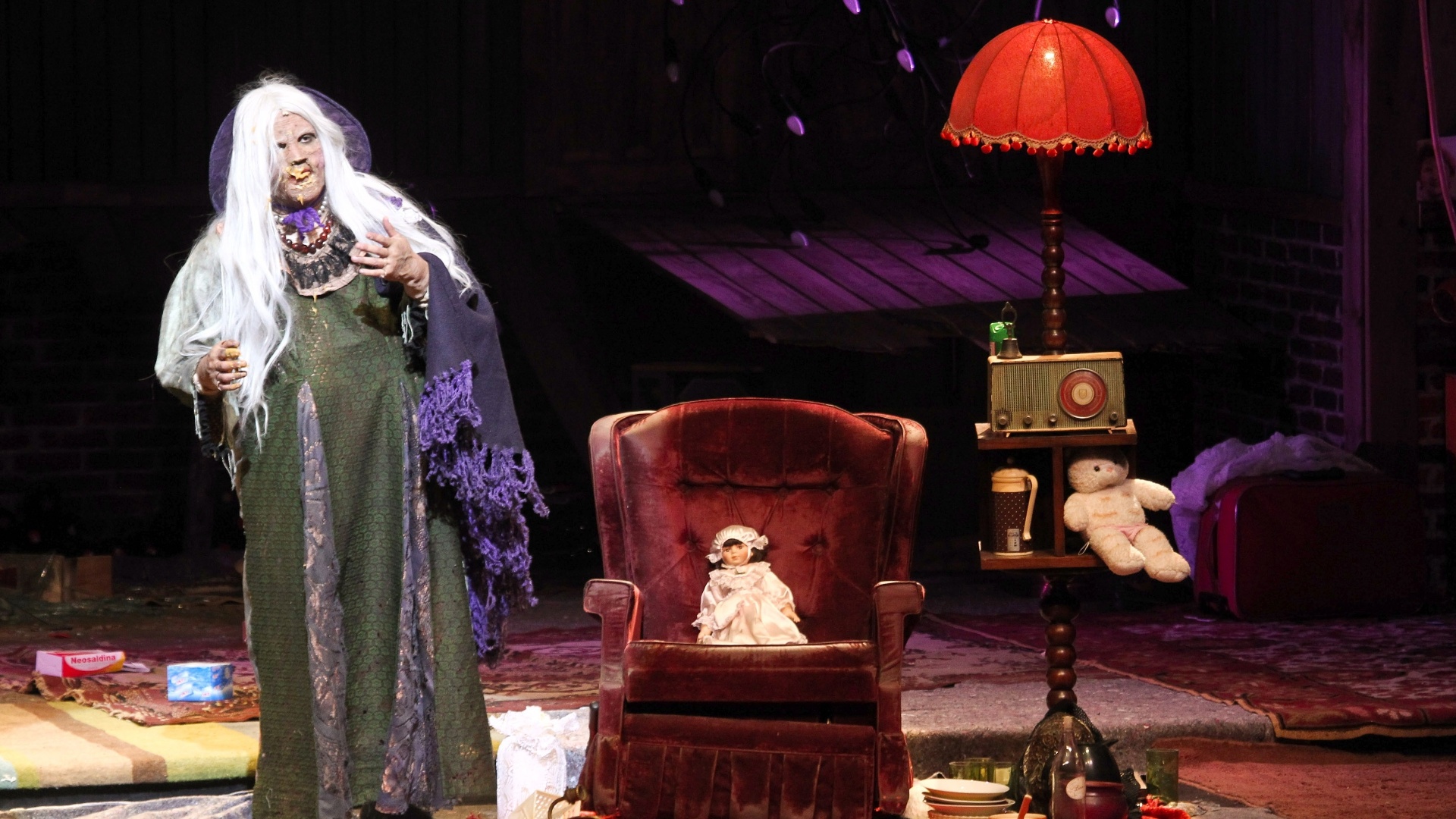 Humorista Eduardo Sterblitch, do "Pânico", em cena na estreia do monólogo "A Velha", no Teatro Abril em São Paulo (4/6/12) - Foto Rio News