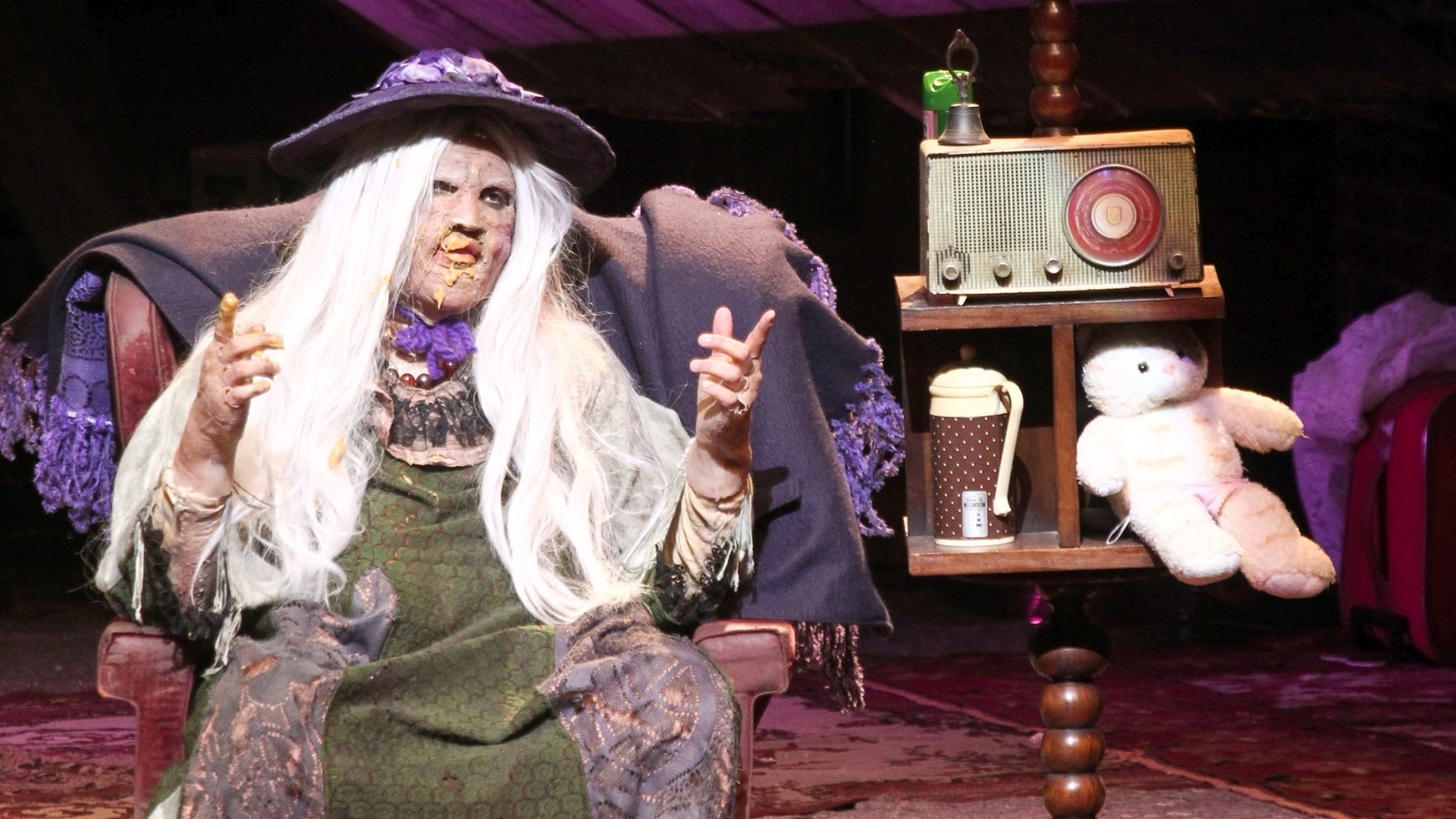 Humorista Eduardo Sterblitch, do "Pânico", em cena na estreia do monólogo "A Velha", no Teatro Abril em São Paulo (4/6/12) - Foto Rio News