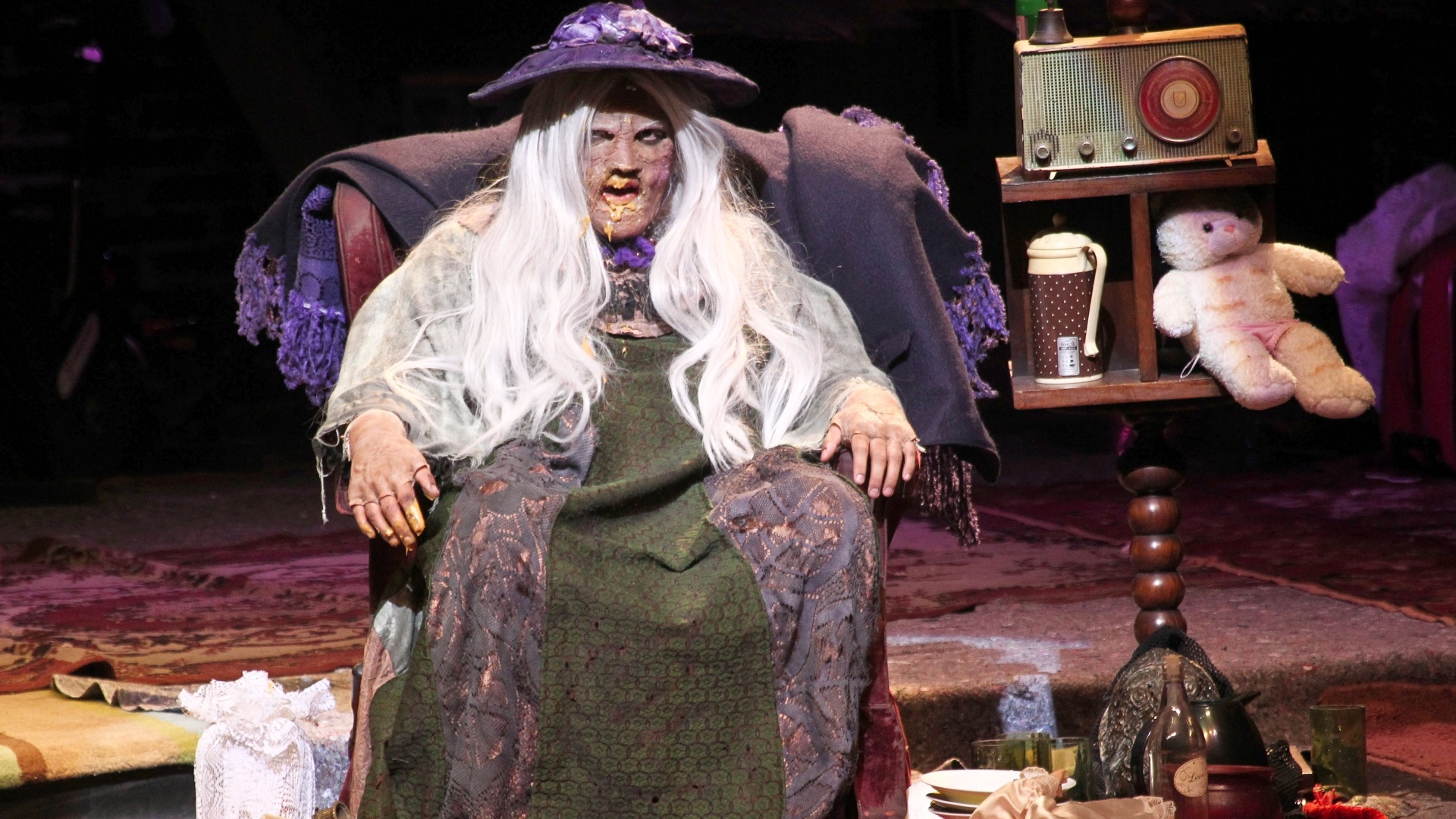 Humorista Eduardo Sterblitch, do "Pânico", em cena na estreia do monólogo "A Velha", no Teatro Abril em São Paulo (4/6/12) - Foto Rio News