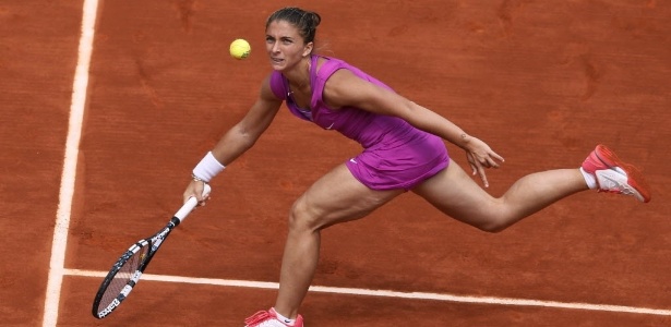 Sara Errani devolve para Angelique Kerber durante vitória nas quartas em Roland Garros - Patrick Kovarik/AFP