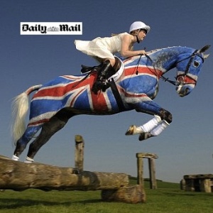 Laura Collett, atleta do hipismo britânico, salta com cavalo pintado com a bandeira para promover evento