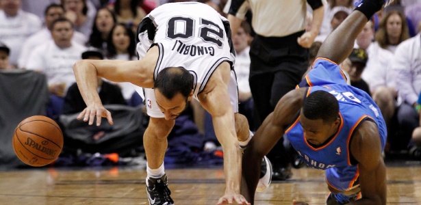 Jogadores como Manu Ginóbili (e) são famosos por tentar simular faltas em jogos da NBA - Tom Pennington/Getty Images/AFP