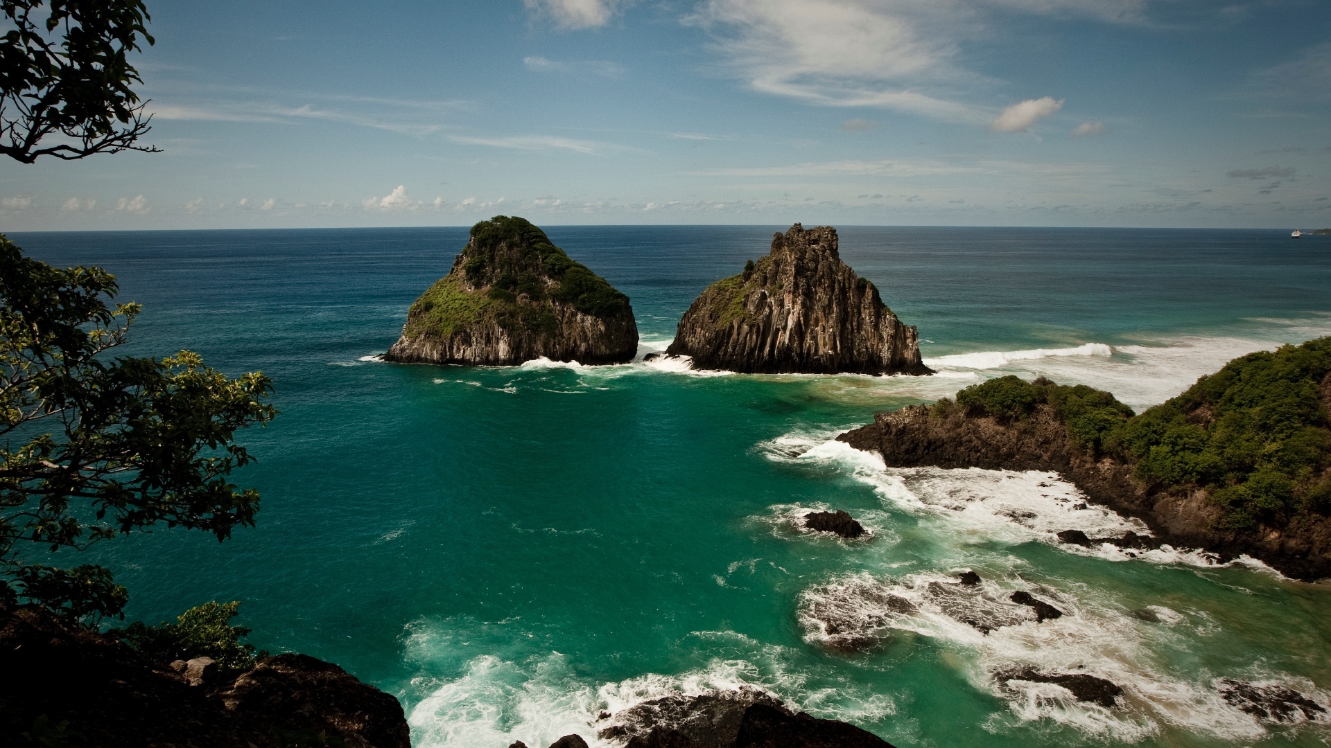 Morro Dois Irmãos visto a partir do mirante da Baia dos Porcos, em Fernando de Noronha, em Pernambuco - Adriano Vizoni/Folhapress