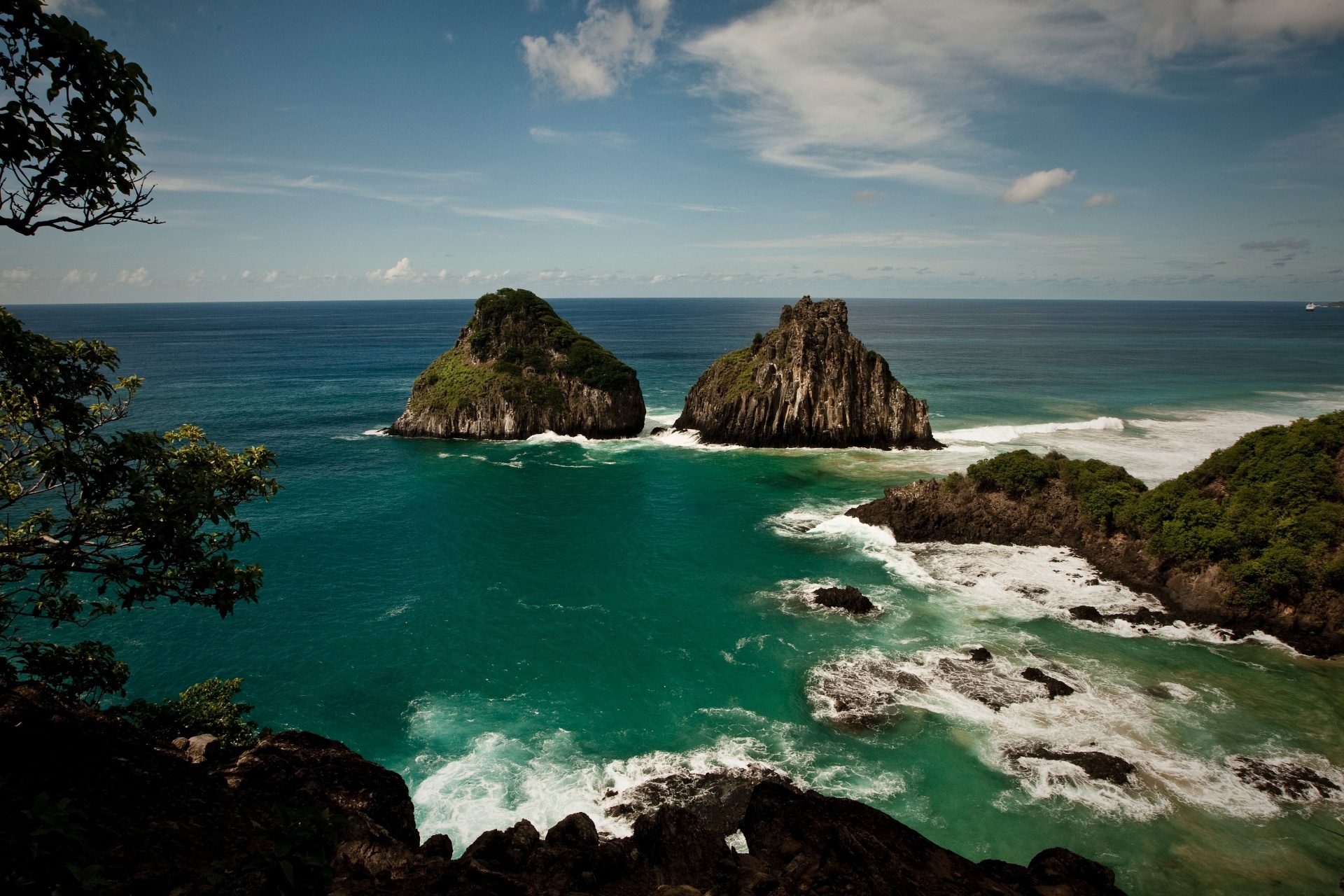 Morro Dois Irmãos visto a partir do mirante da Baia dos Porcos, em Fernando de Noronha, em Pernambuco - Adriano Vizoni/Folhapress