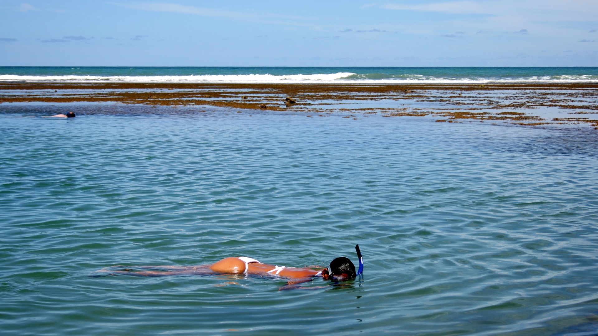 Mulher mergulha na Praia do Forte, na Bahia - Ricardo Kuehn/Folhapress