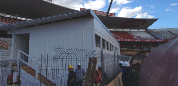 Inter só reduziu o telhado do pavilhão para imprensa, mas mantém estrutura no campo - Jeremias Wernek/UOL