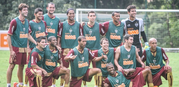 Ronaldinho posa ao lado de companheiros após treino recreativo na Cidade do Galo - Bruno Cantini/site oficial do Atlético-MG