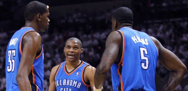 Russell Westbrook e Kevin Durant brilharam na vitória do Thunder sobre os Spurs - Mike Stone/Reuters