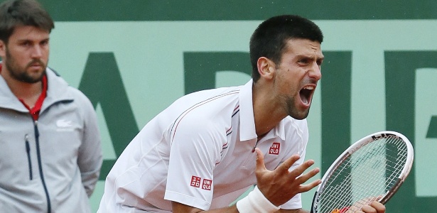 Novak Djokovic grita após cometer novo erro em duelo contra Tsonga - AFP PHOTO / JACQUES DEMARTHON