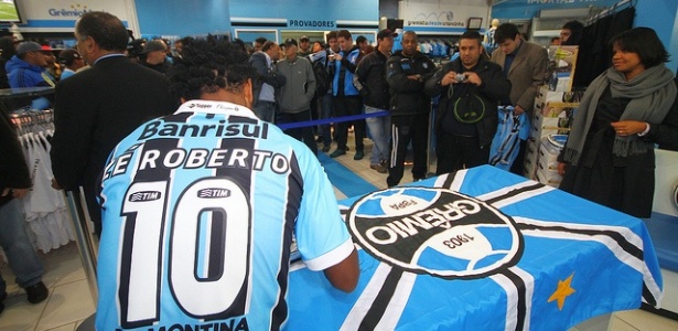 Zé Roberto concede autógrafo em camisa do Grêmio e reforça elo com torcedores - Lucas Uebel/Grêmio FBPA