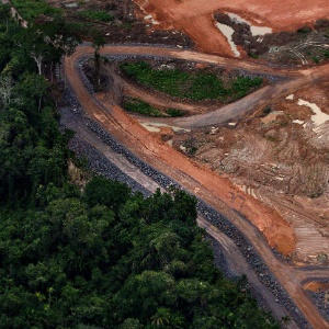 Abr.2012 - Vista aérea da construção da usina de Belo Monte - Reuters/Marizilda Cruppe/Greenpeac