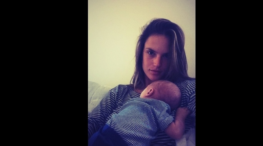 Alessandra Ambrósio posou para foto com o filho Noah, de um mês (6/6/12)