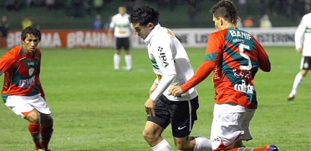 Ayrton, novo reforço do Palmeiras, carrega a bola no jogo contra a Portuguesa - Divulgação/Coritiba