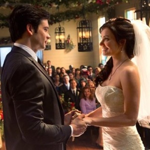 Clark Kent (Tom Welling. à esq.) casa-se com Lois Lane (Erica Durance, à dir.) no seriado "Smallville" - Reprodução