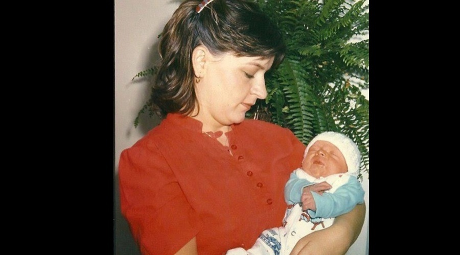 Di Ferrero divulgou uma foto de quando era bebê, no colo da mãe (6/6/12)