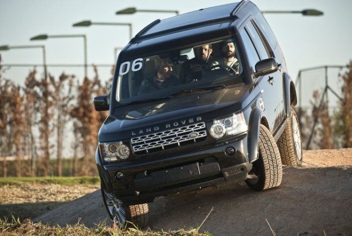 Discovery 4 parece rastejar no terreno para garantir mais segurança à manobra - Divulgação