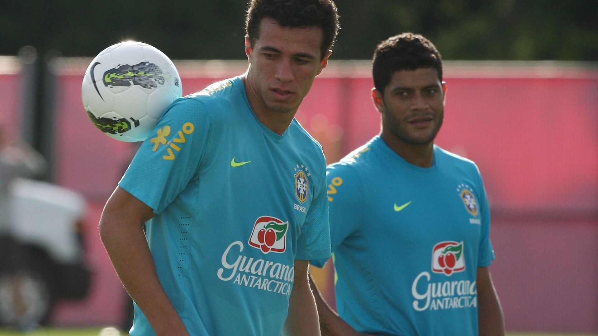 Hulk (d) observa Leandro Damião durante treino da seleção brasileira em Nova Jersey