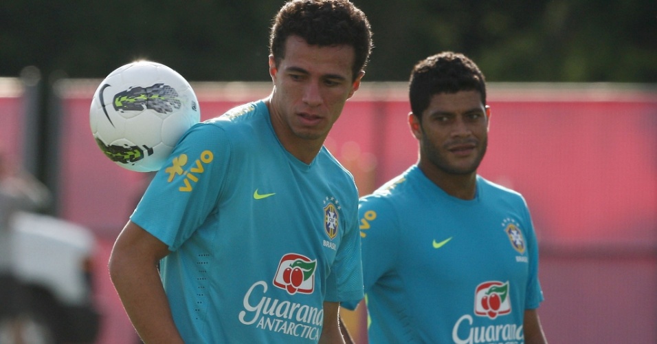 Hulk (d) observa Leandro Damião durante treino da seleção brasileira em Nova Jersey