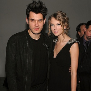 John Mayer e Taylor Swift, que tiveram um breve romance, em janeiro de 2010 - Getty Images