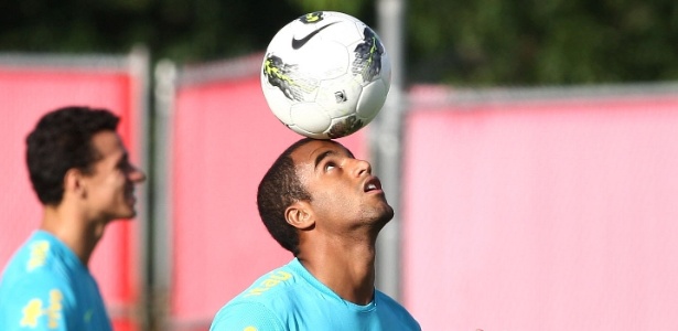 Lucas, que está com a seleção brasileira, foi vendido ao Paris Saint-Germain - Divulgação/Mowa Press