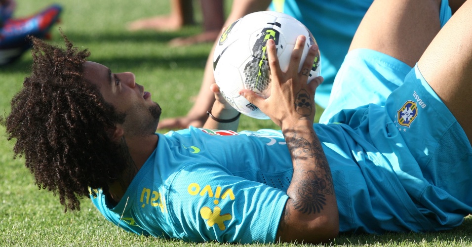 Marcelo faz exercícios durante treino da seleção brasileira em Nova Jersey