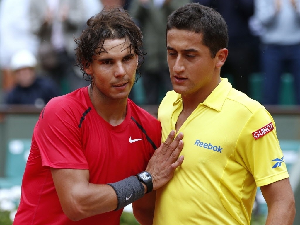 Nadal cumprimenta Almagro após vencer por 3 a 0 nas quartas de final em Roland Garros