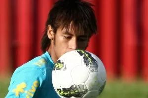 Neymar diz que Messi o ensinou a jogar coletivamente e diz que o 'bonito é  fazer o simples' - 07/06/2012 - UOL Esporte