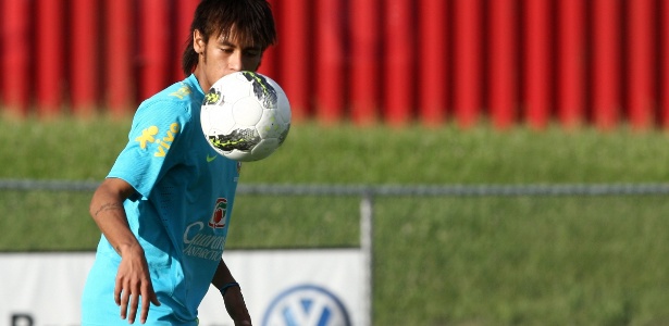 Neymar domina a bola durante o treino da seleção brasileira em Nova Jersey - Divulgação/Mowa Press