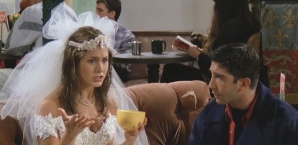 No primeiro episódio da série "Friends" (1994), Rachel (Jennifer Aniston) foge de seu casamento e reencontra Ross (David Schwimmer) no café Central Perk