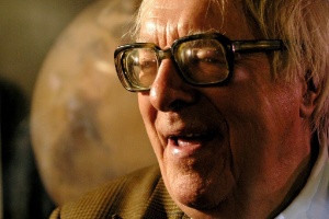 O autor Ray Bradbury em imagem tirada durante seu aniversário de 83 anos, em Pasadena, Califórnia (23/8/2003) - AP Photo/Stefano Paltera