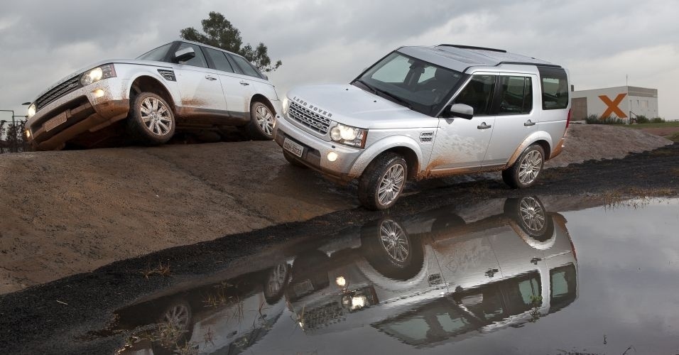 Os dois modelos mantiveram suas múltiplas aptidões fora-de-estrada, agora com novo câmbio - Divulgação