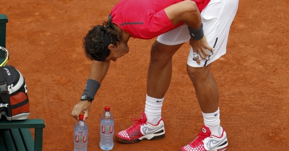 Rafael Nadal cumpre seu ritual de ajeitar as garrafas d'água durante o jogo contra Nicolás Almagro nas quartas de final em Roland Garros