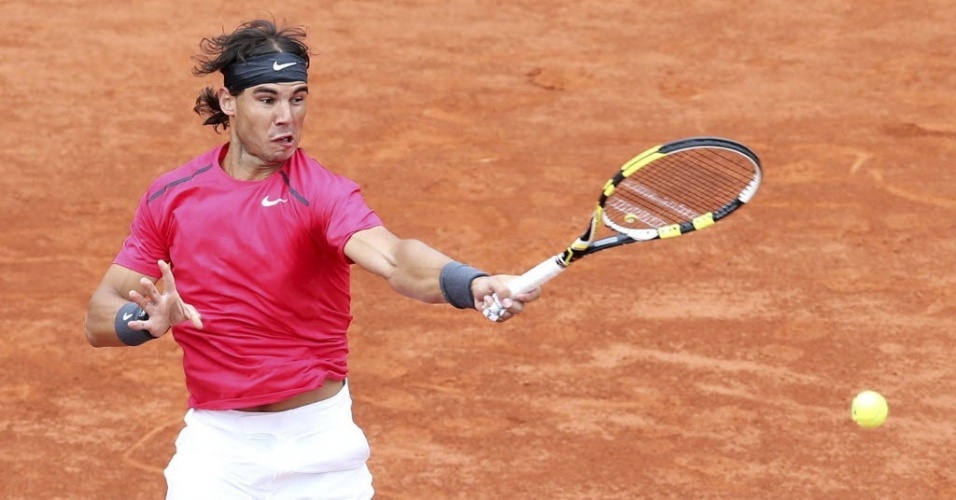 Rafael Nadal rebate durante vitória contra Almagro na semi de Roland Garros