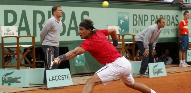 Rafael Nadal se defende durante o jogo contra Nicolás Almagro em Roland Garros - Benoit Tessier/Reuters