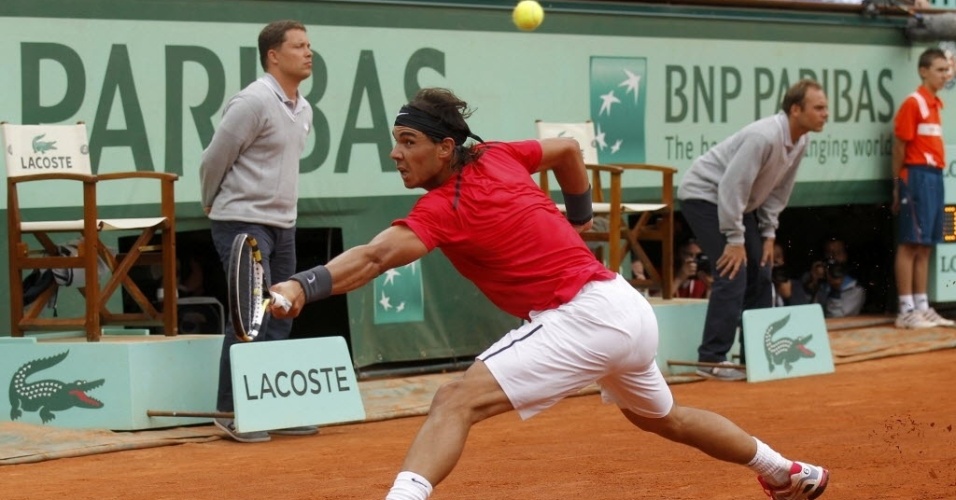 Rafael Nadal se defende durante o jogo contra Nicolás Almagro nas quartas de final em Roland Garros