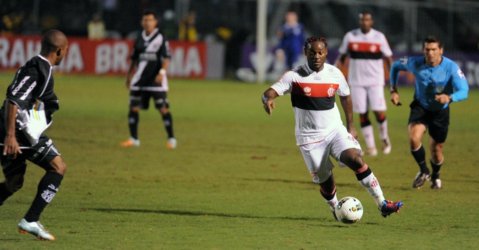 Vagner Love conduz a bola para o Flamengo na partida contra a Ponte Preta, pelo Brasileirão