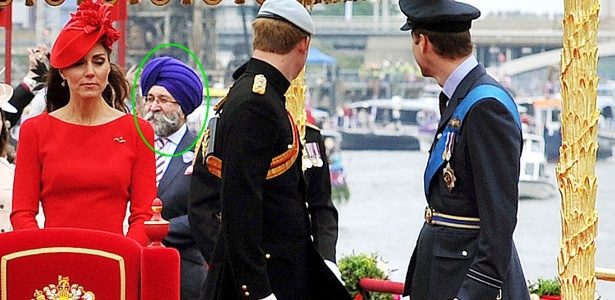 Harbinder Singh Rana (em destaque) aparece perto da família real durante comemoração do jubileu - John Stillwell/Reuters