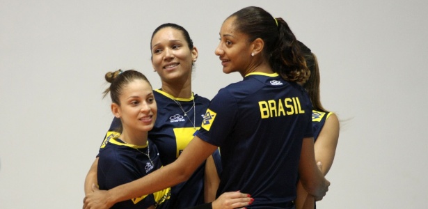 Camila Brait, Tandara e Joycinha durante treino da seleção feminina de vôlei