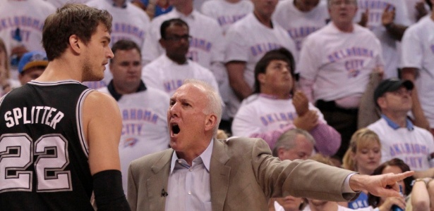 Gregg Popovich dá uma bronca no pivô brasileiro Tiago Splitter em jogo dos playoffs da NBA