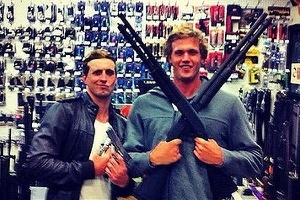 Nick D'Arcy e Kenrick Monk na foto fatídica em que posam com armas em uma loja nos Estados Unidos