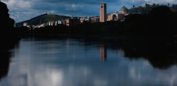 O rio Paraíba do Sul em trecho que passa perto da Basílica de Aparecida, em Aparecida (SP) - Caio Guatelli/Folhapress