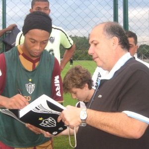Ronaldinho Gaúcho retribuiu carinho de torcedores e distribuiu autógrafos na Cidade do Galo - Bernardo Lacerda/UOL Esporte
