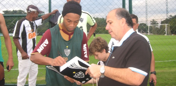Ronaldinho dá autógrafo na Cidade do Galo e é marcado de perto pela imprensa - Bernardo Lacerda/UOL Esporte