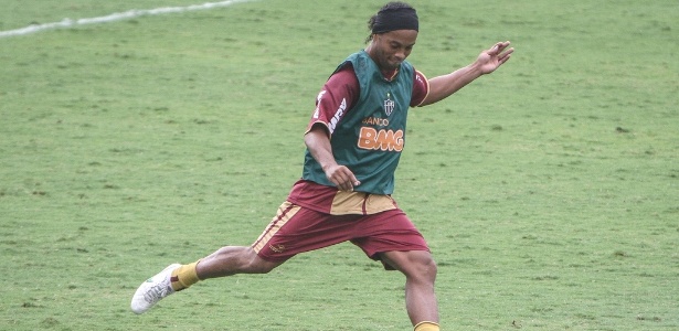 Ronaldinho Gaúcho treinou cobranças de falta durante os treinos da semana - Bruno Cantini/site oficial do Atlético-MG
