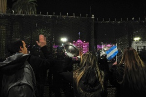 Manifestantes fazem "panelaço" em frente à Casa Rosada, onde vive Cristina Kirchner, em Buenos Aires