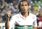 No Facebook, atacante do Coritiba se despede e vira jogador do Santos