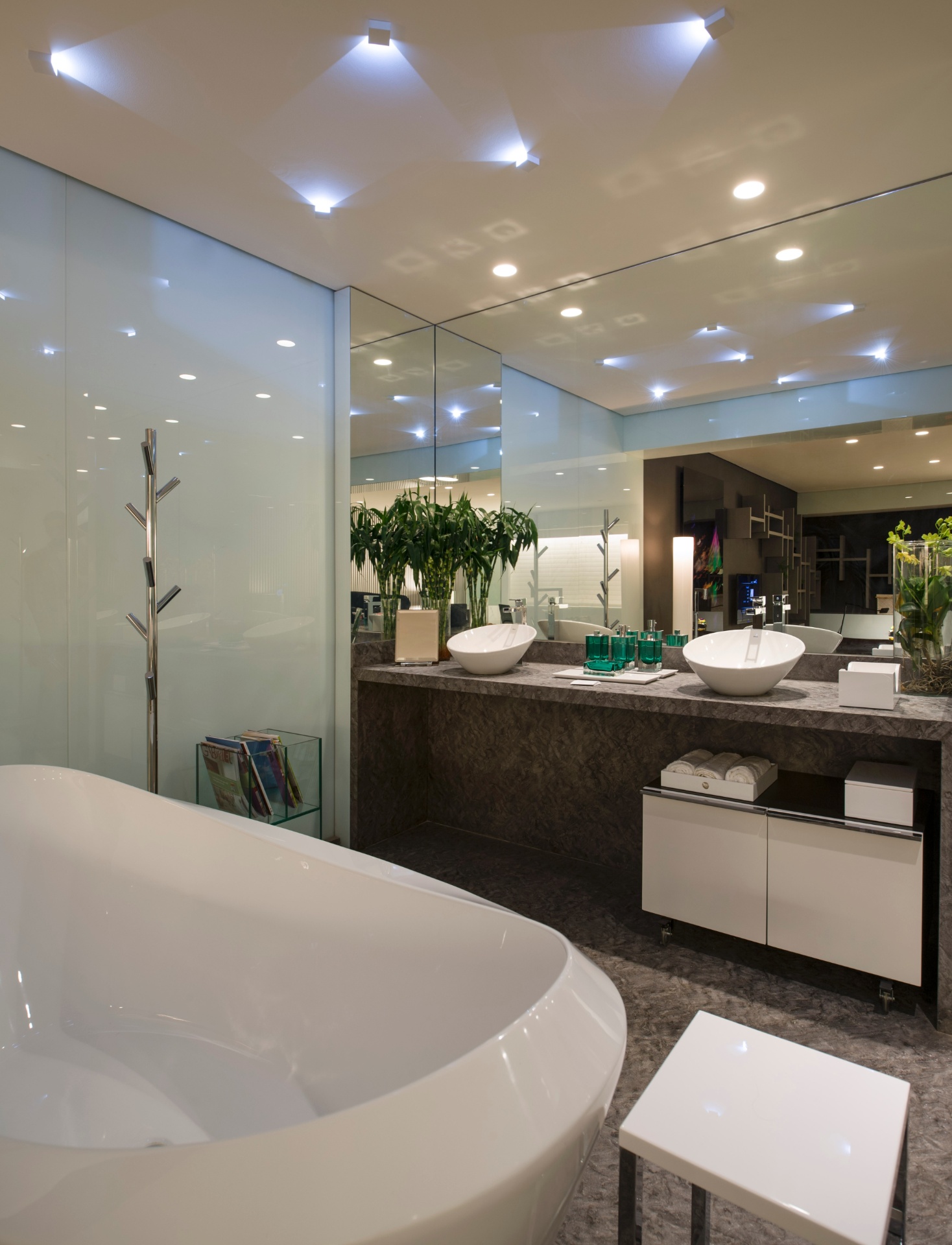 Com estilo de butique hotel, a suíte que homenageia Bruno Senna foi criada por Allan Malouf. Voltado para o público jovem, o ambiente contemporâneo traz cores neutras e diversos recursos tecnológicos. Destaque para a pedra cinza matrix aplicada no piso do banheiro e para os objetos pessoais do piloto - Kátia Kuwabara/UOL